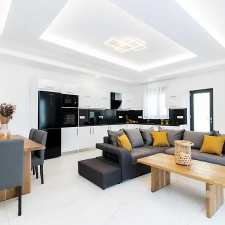 Eagle's Nest - Adjoining Villas!