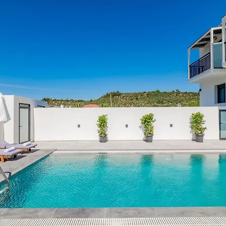 Eagle's Nest - Adjoining Villas! Вилла *
