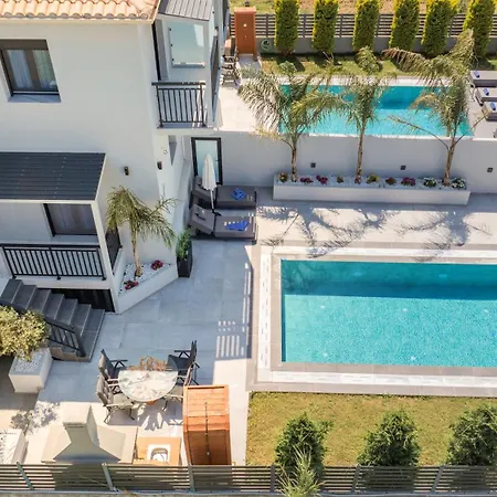 Eagle's Nest - Adjoining Villas! *
